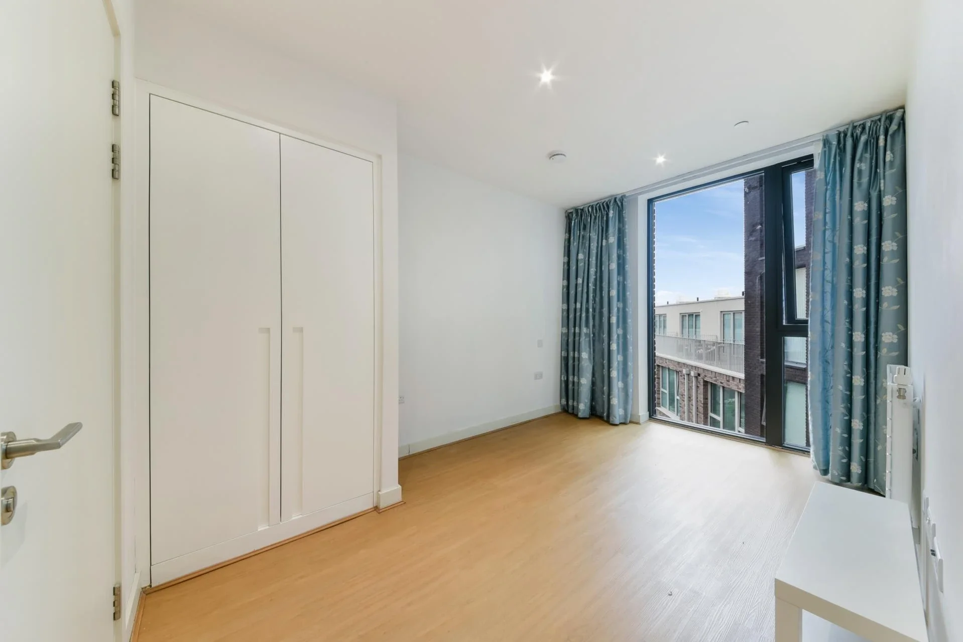 Flat Admiralty Avenue in Greater London