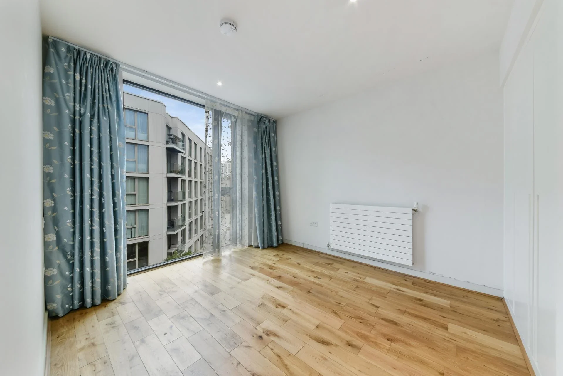 Flat Admiralty Avenue in Greater London