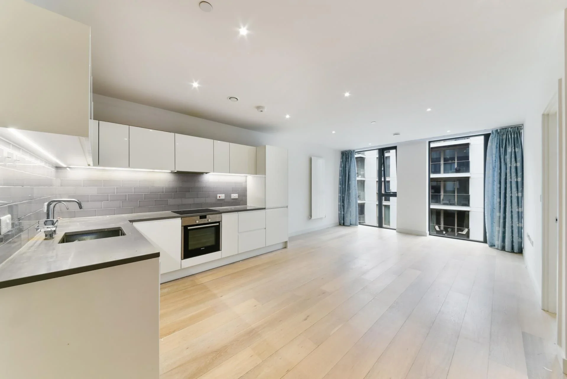 Flat Admiralty Avenue in Greater London