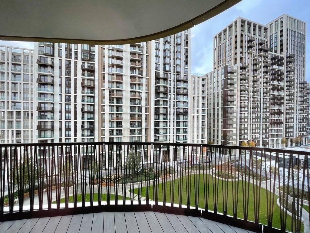 Flat Fountain Park Way in Greater London