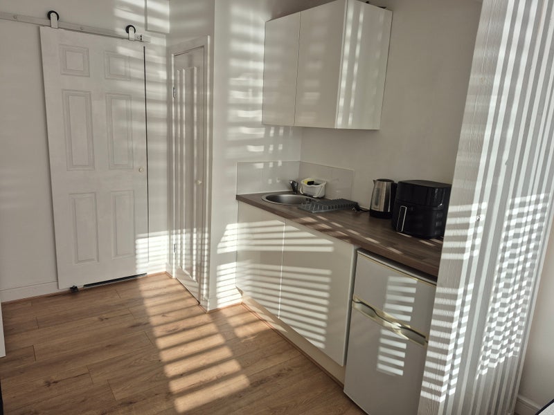 Room Rosamund Road in Crawley