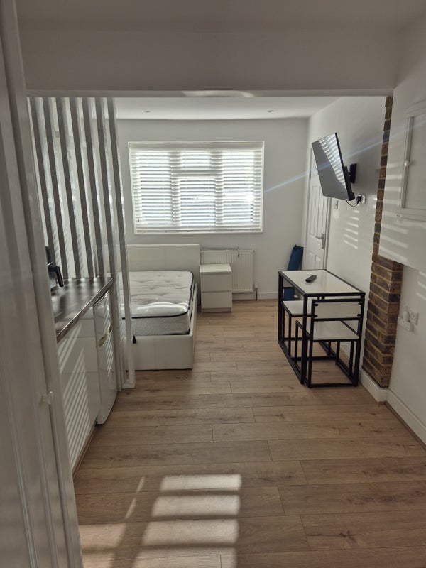 Room Rosamund Road in Crawley