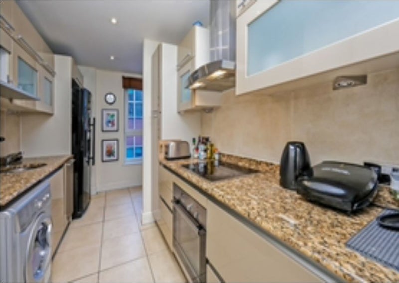 Flat Commercial Road in Greater London