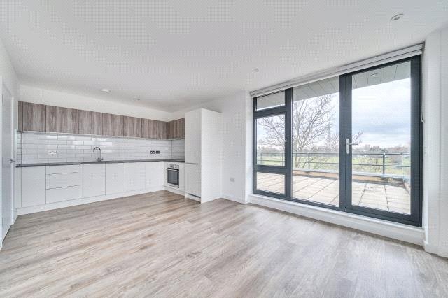 Flat Kingston Road in Staines-Upon-Thames