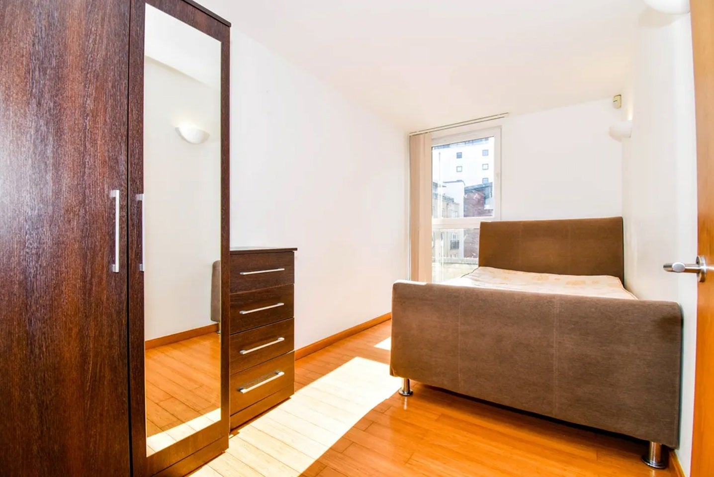Flat Westferry Road in Greater London