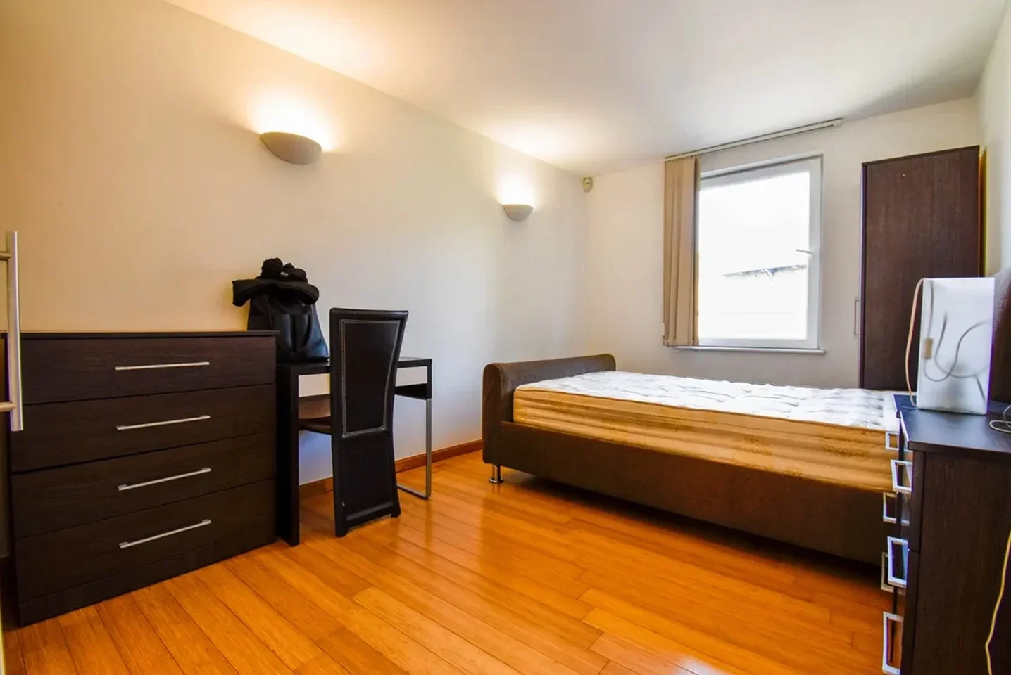 Flat Westferry Road in Greater London