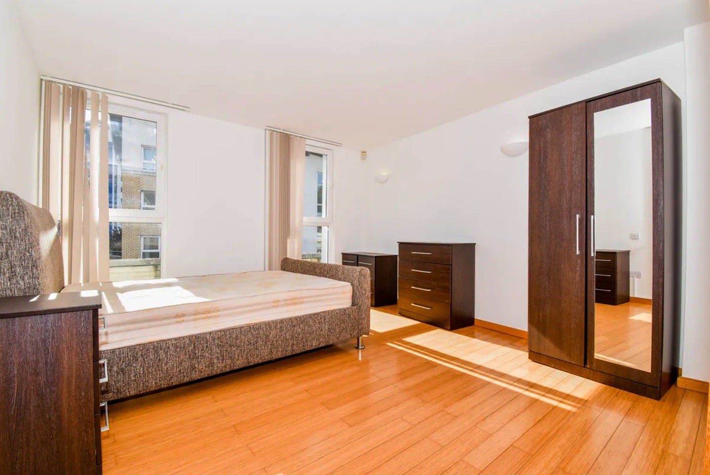 Flat Westferry Road in Greater London
