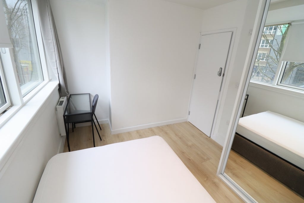Room Globe Road in Greater London