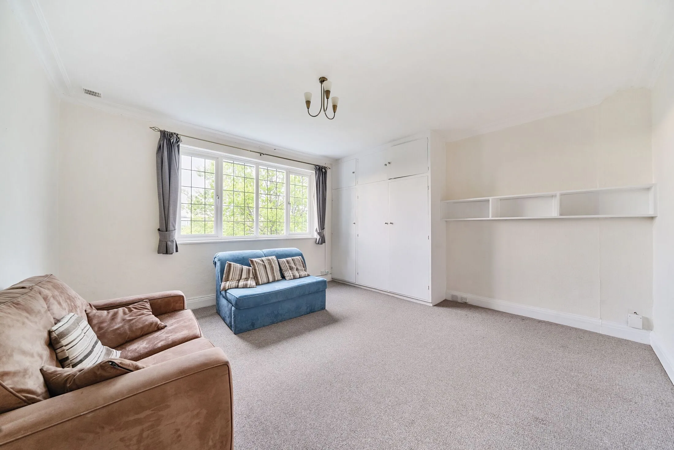 Flat Armitage Road in Greater London