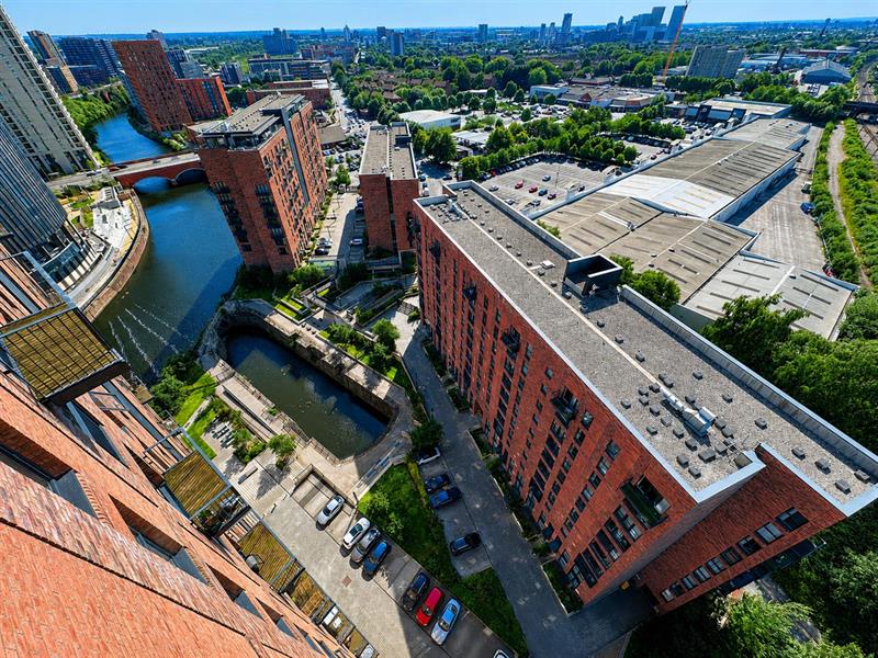 Flat Trinity Way in Salford