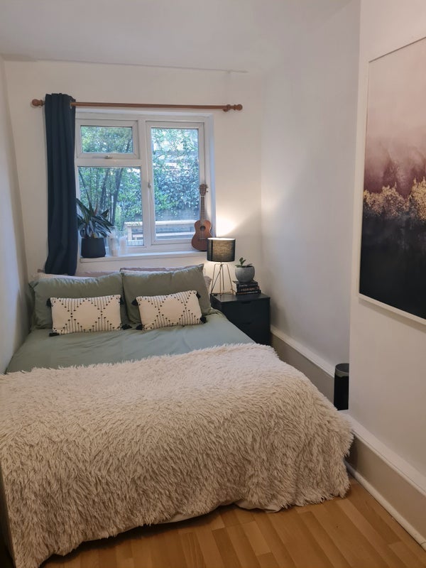 Flat Dunlace Road in Greater London