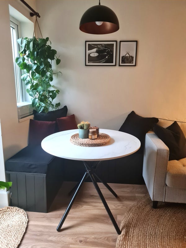 Flat Dunlace Road in Greater London