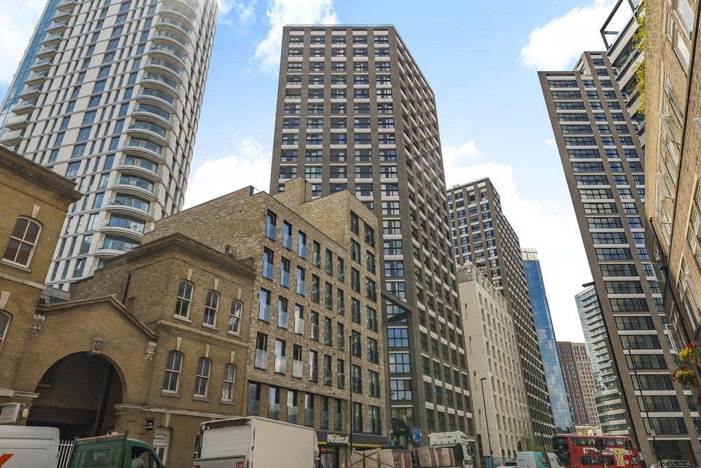 Flat Commercial Road in Greater London