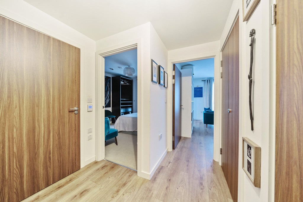 Flat Commercial Road in Greater London