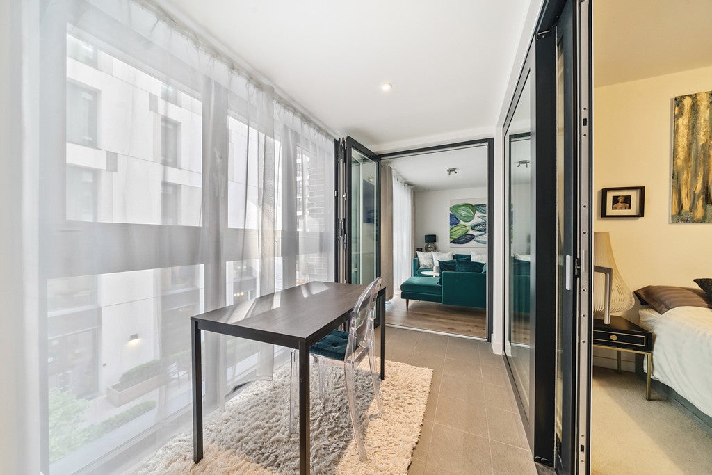 Flat Commercial Road in Greater London