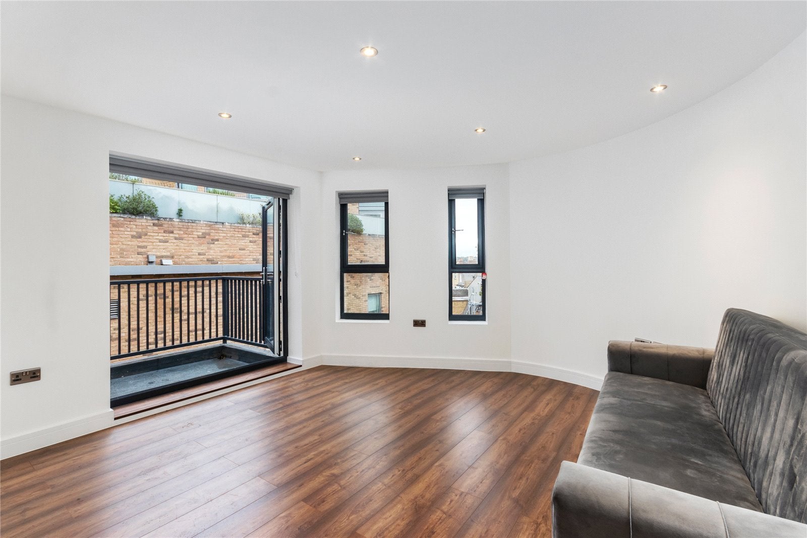 Flat Pirbright Road in Greater London