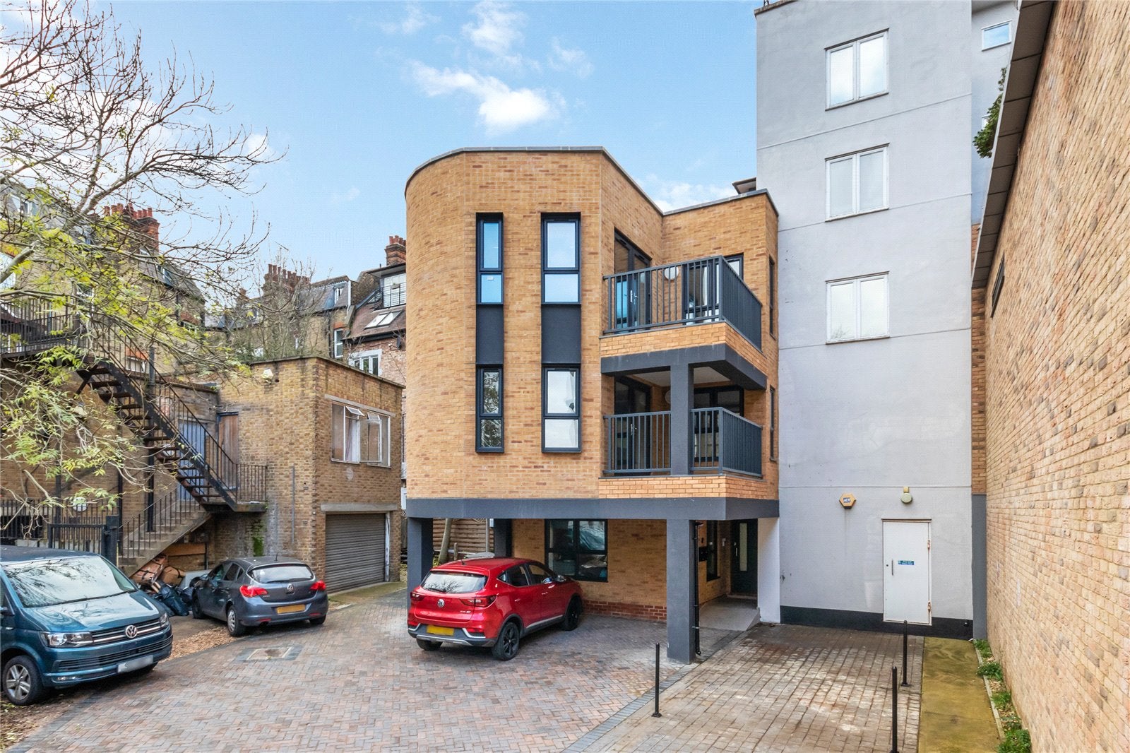 Flat Pirbright Road in Greater London