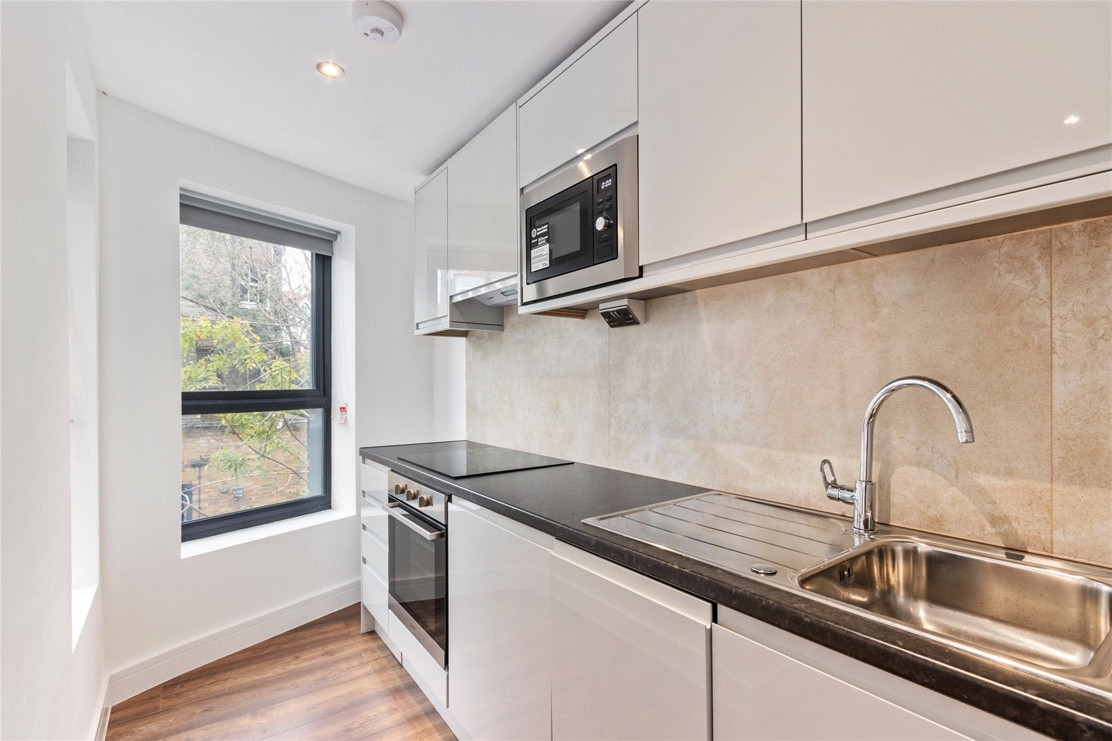 Flat Pirbright Road in Greater London