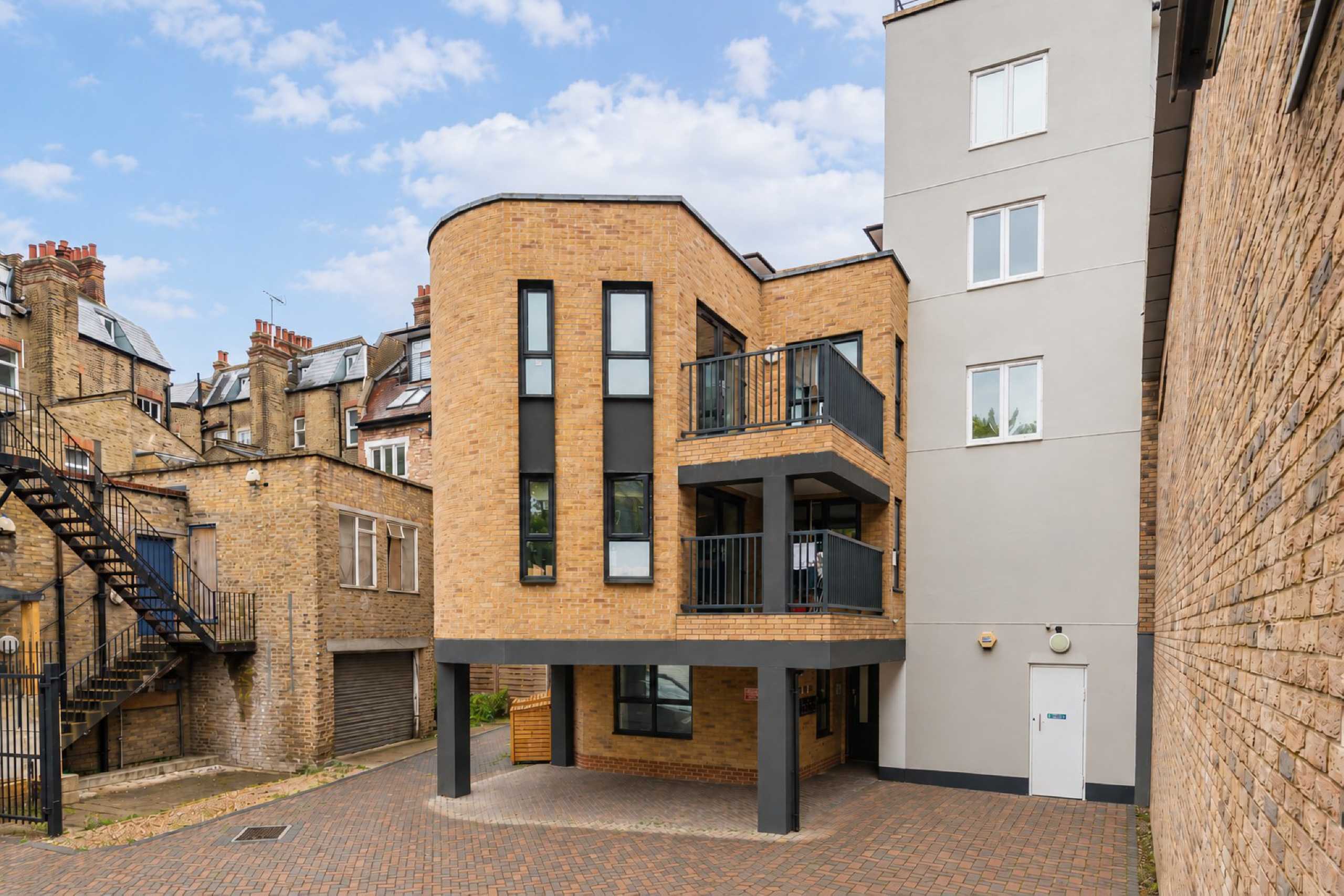 Flat Pirbright Road in Greater London