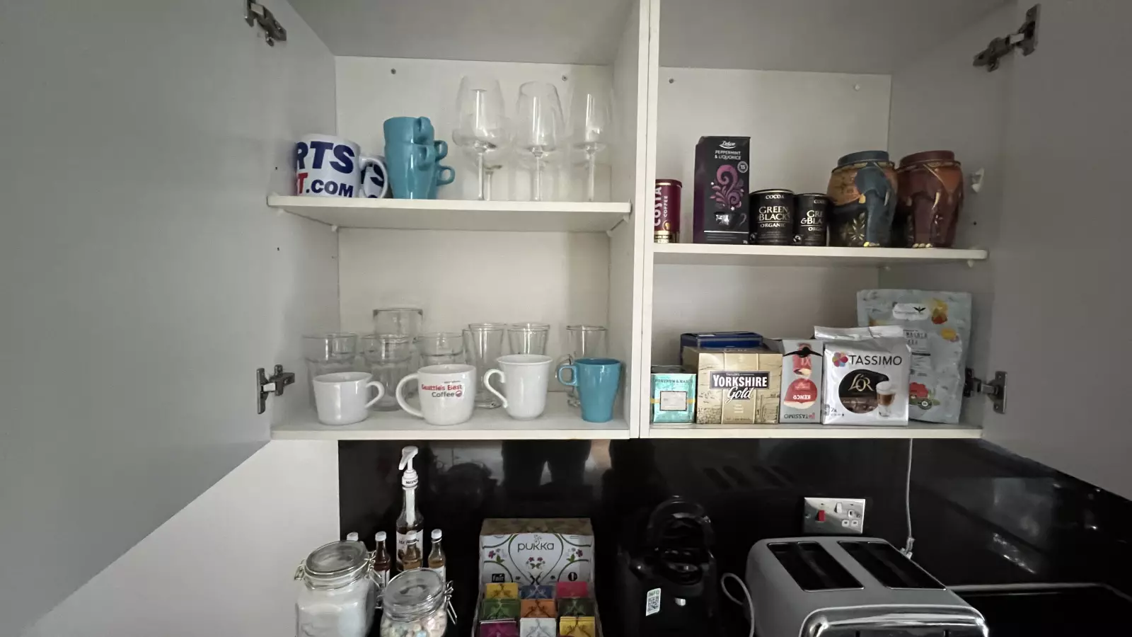 Flat Grimsby Grove in Greater London