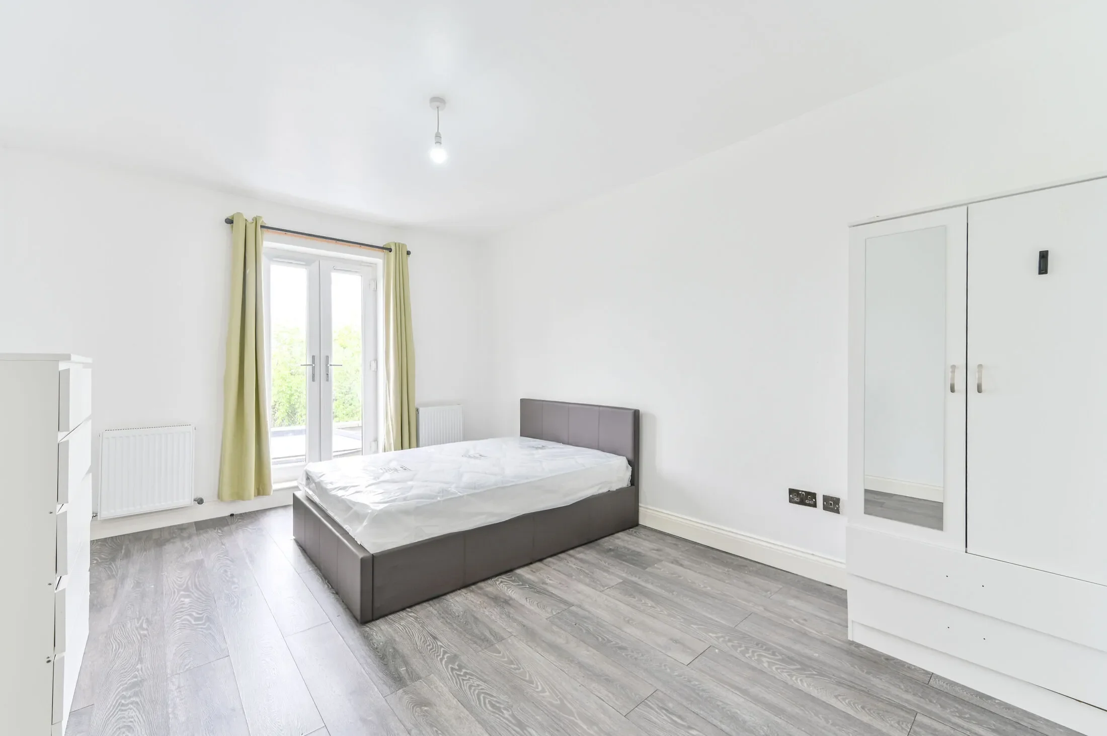 Flat Palermo Road in Greater London