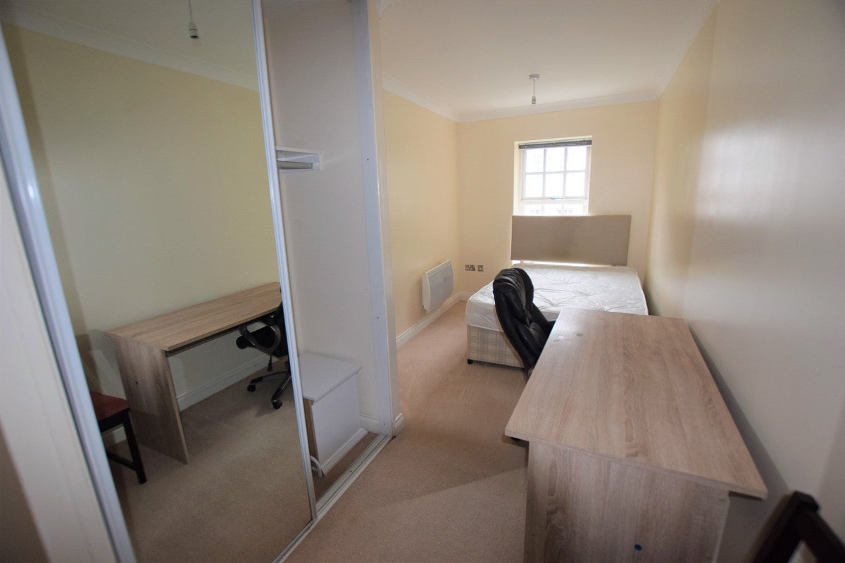 Flat Albany Gardens in Colchester