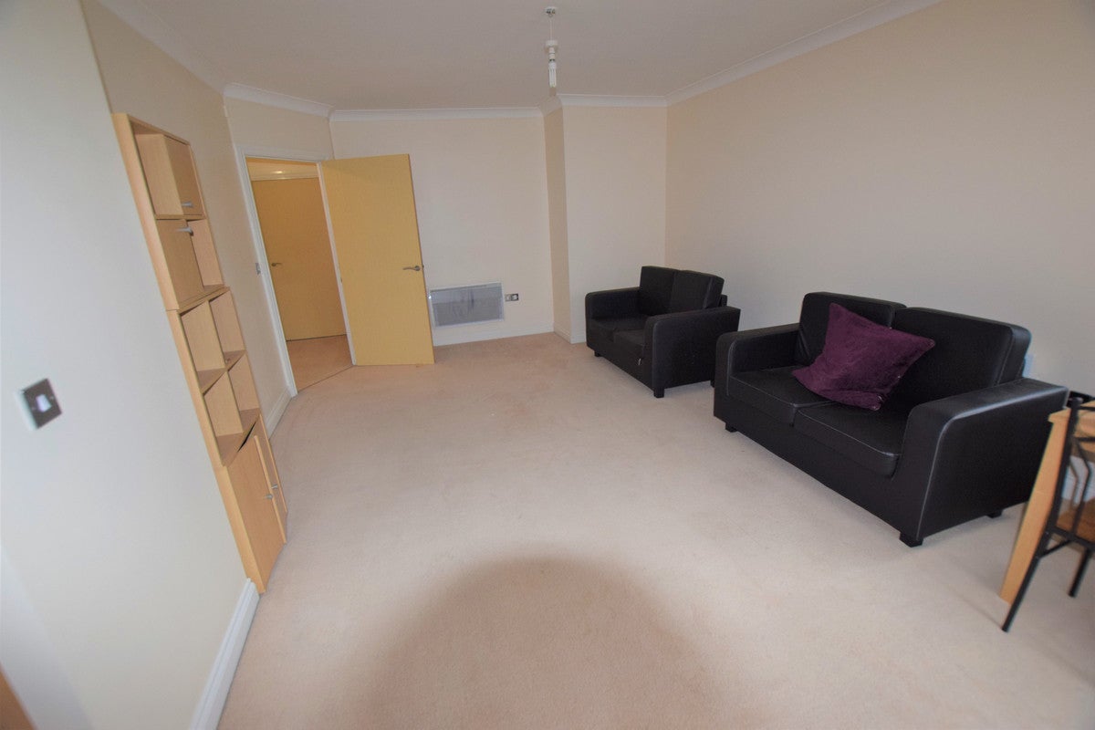 Flat Albany Gardens in Colchester