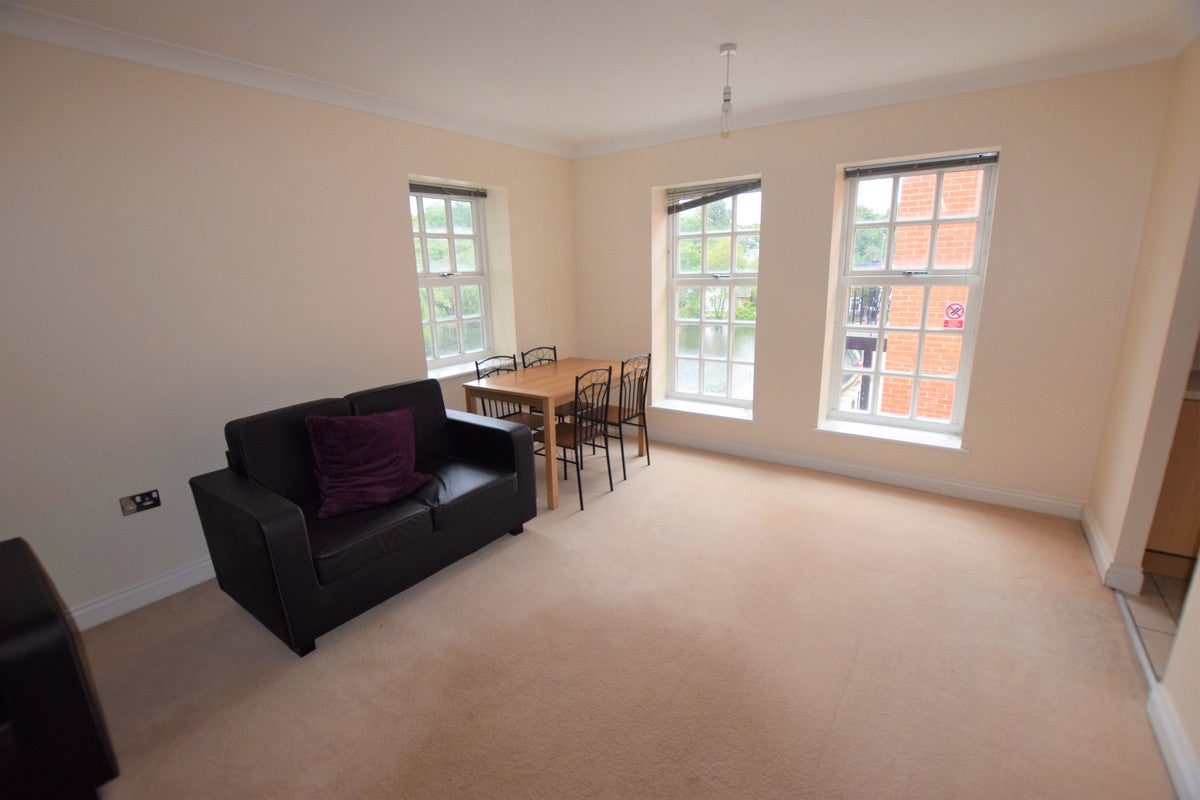 Flat Albany Gardens in Colchester