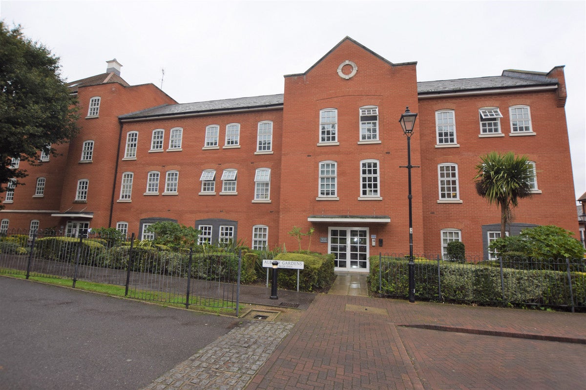 Flat Albany Gardens in Colchester