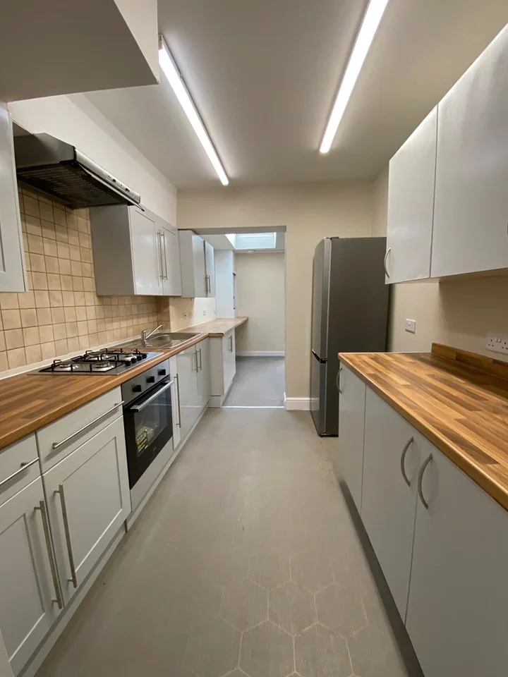 Room Lees Road in Greater London