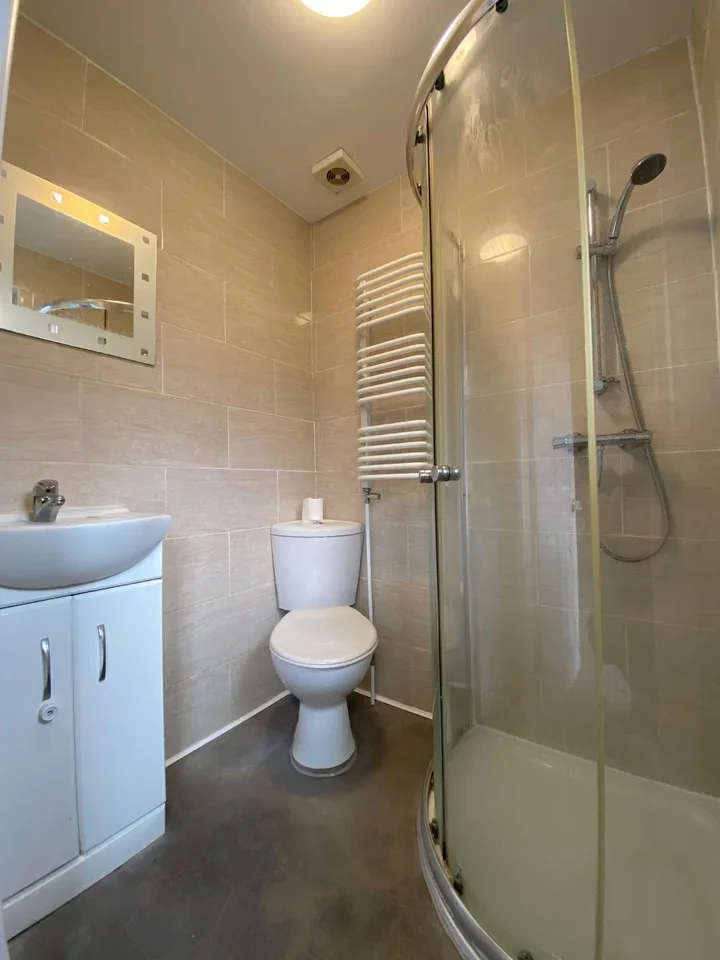 Room Lees Road in Greater London