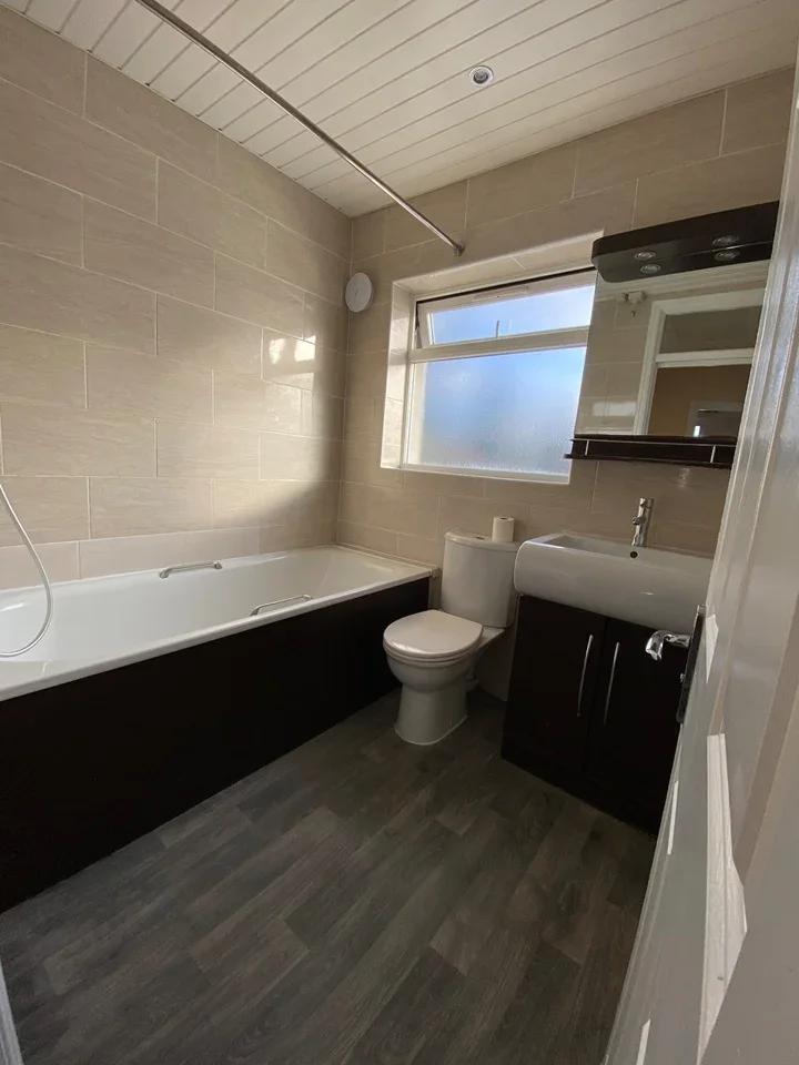 Room Lees Road in Greater London