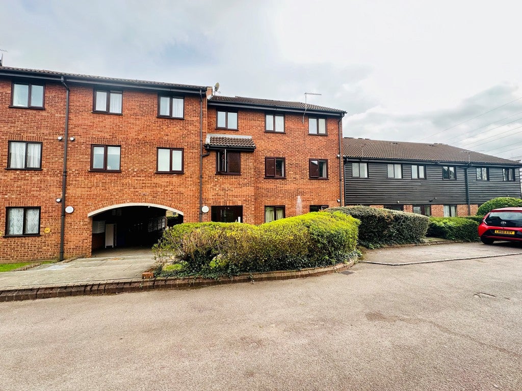 Flat Cillocks Close in Hoddesdon