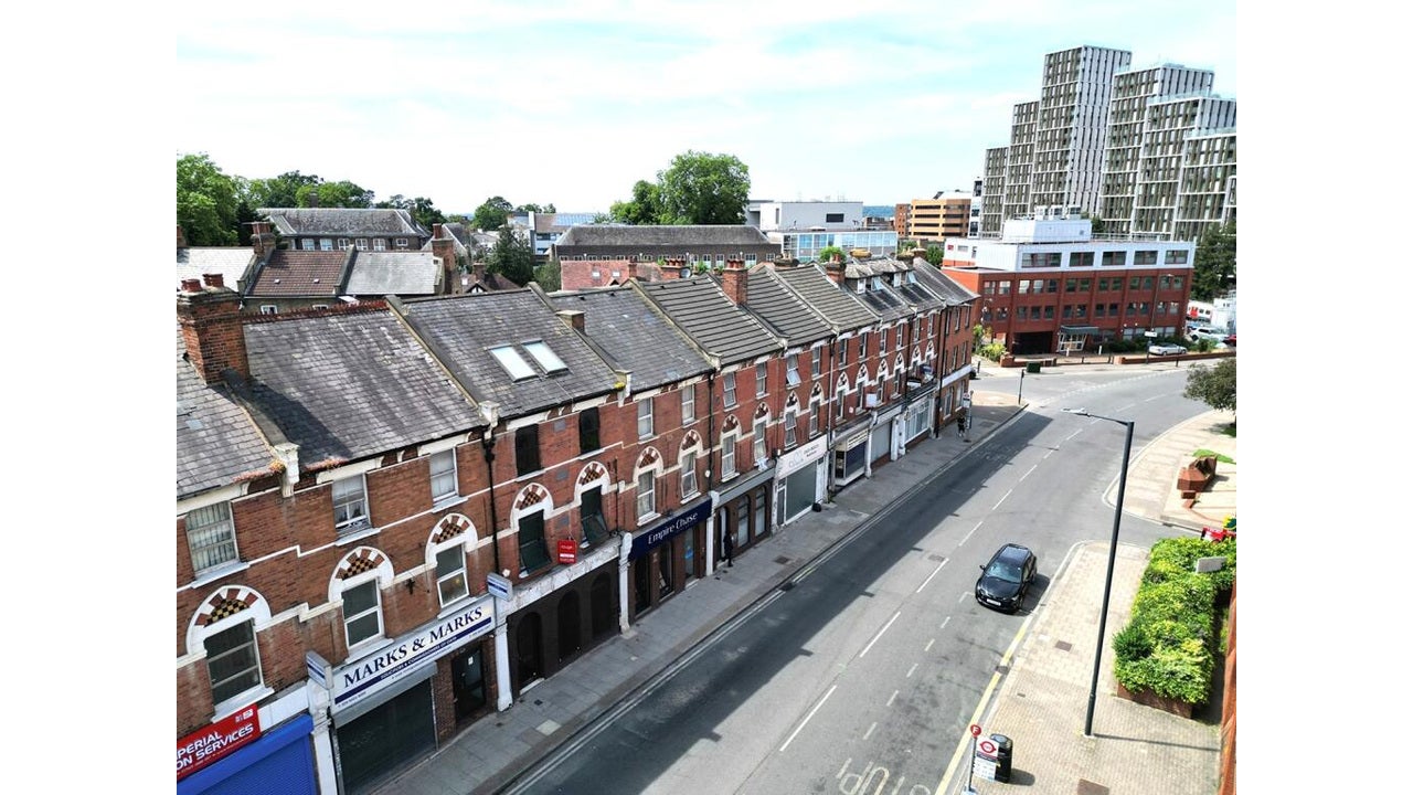 Flat Grove Hill Road in Greater London