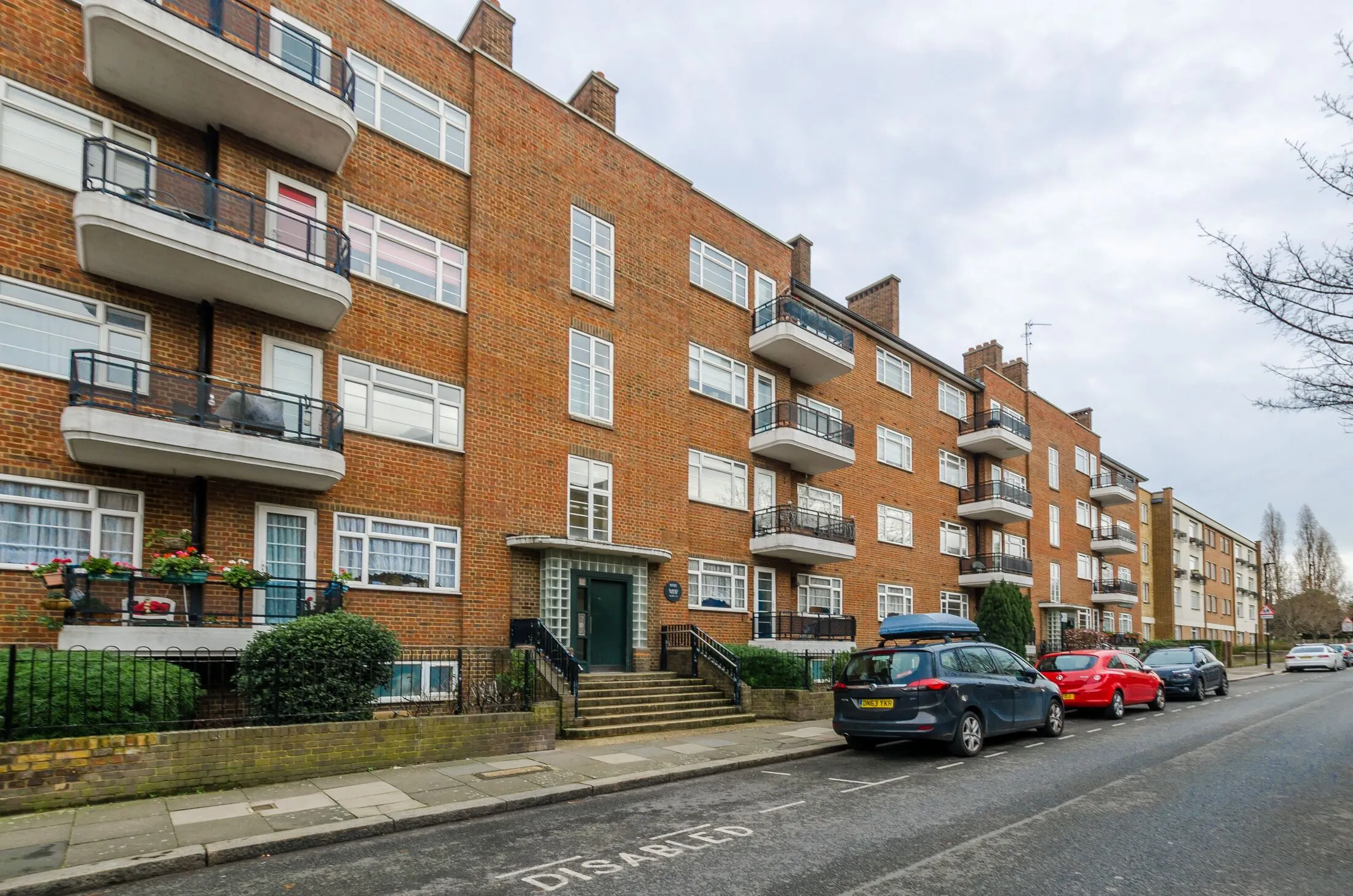 Flat Hartington Road in Greater London