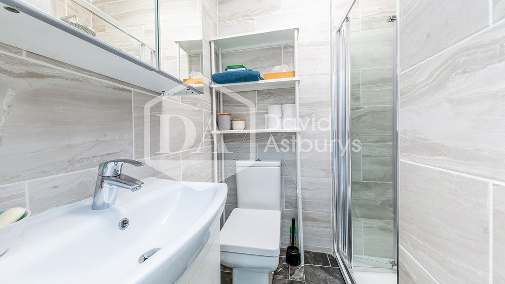 Flat Hargrave Road in Greater London