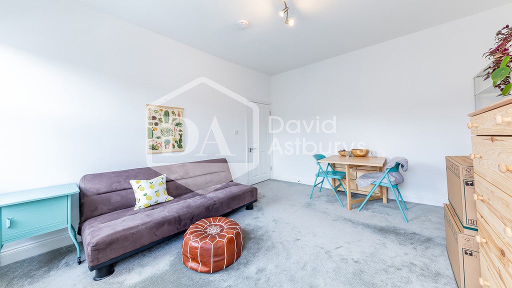 Flat Hargrave Road in Greater London