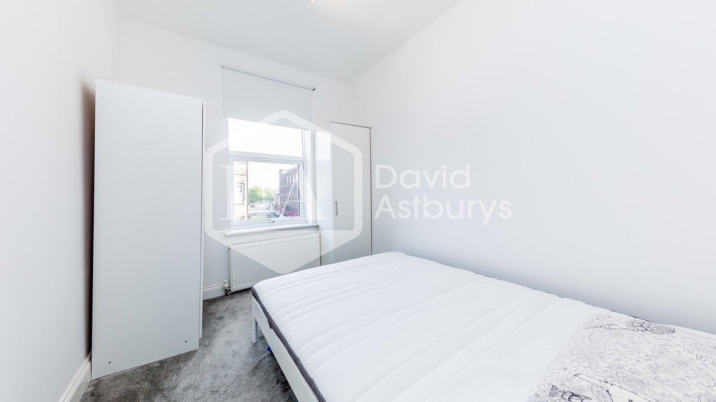 Flat Hargrave Road in Greater London