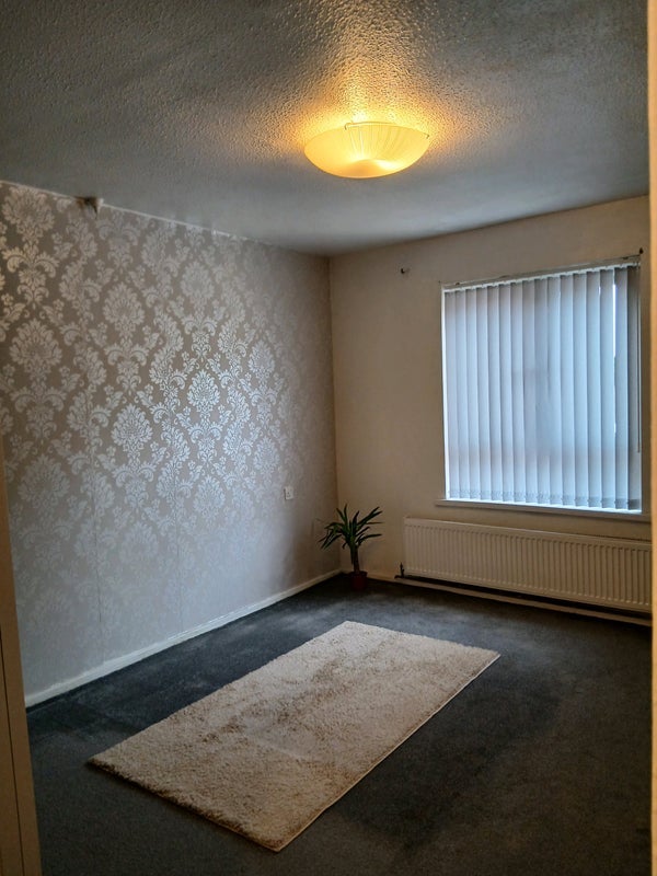 Flat Hendford Drive in Bradford
