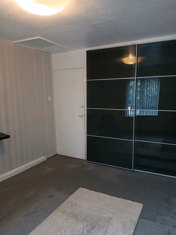 Flat Hendford Drive in Bradford
