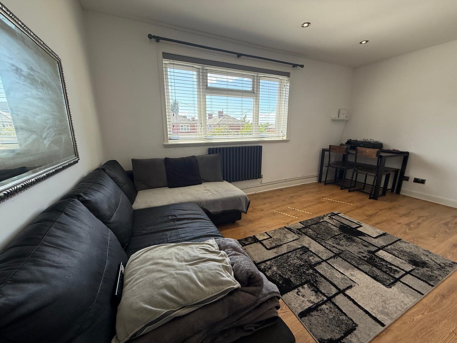 Flat Holford Avenue in Manchester