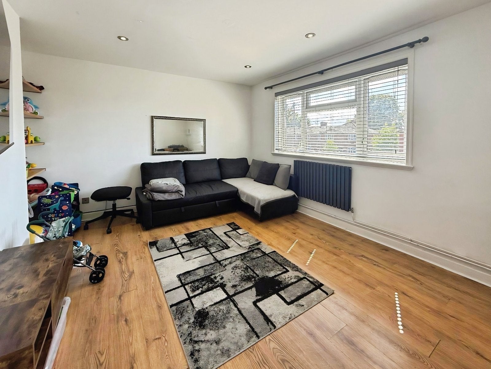 Flat Holford Avenue in Manchester