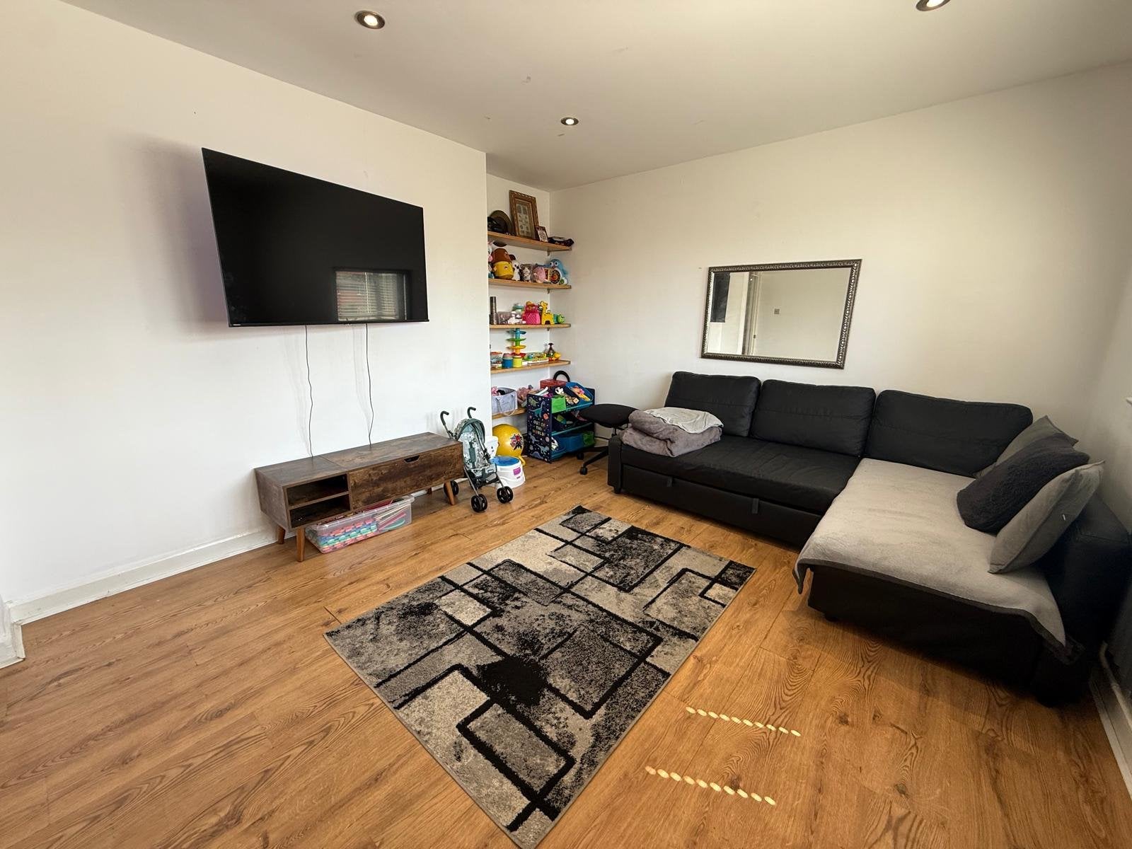 Flat Holford Avenue in Manchester