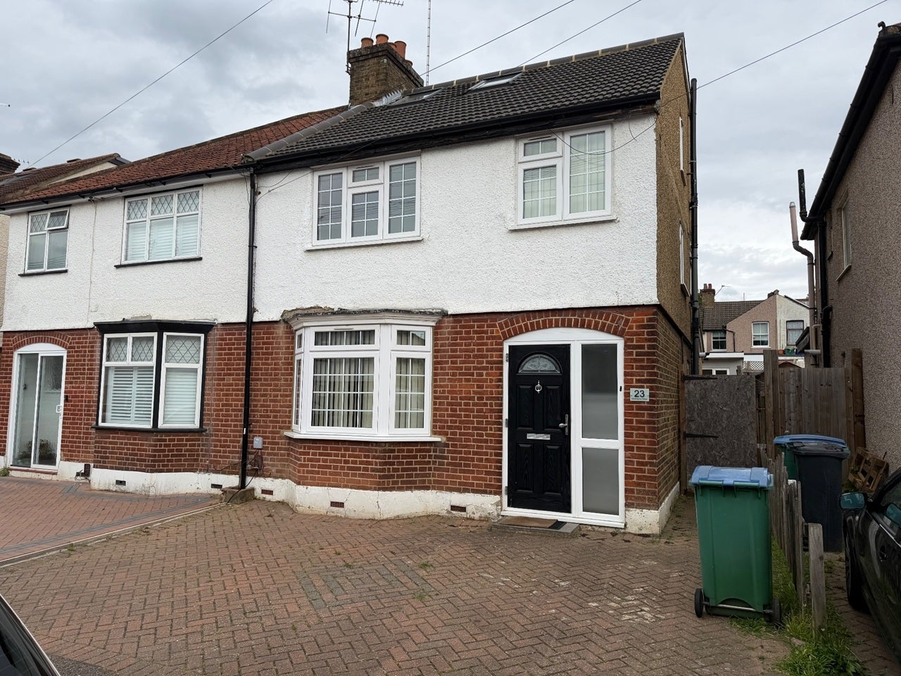 House Maythorne Close in Watford