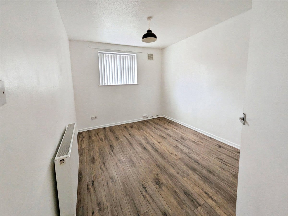 Flat Castlebridge Road in Wolverhampton