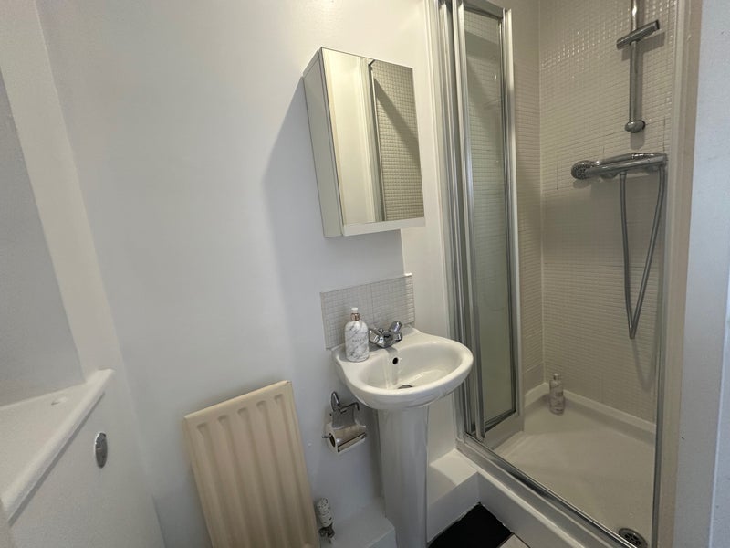 Room Cathcart Road in Rutherglen