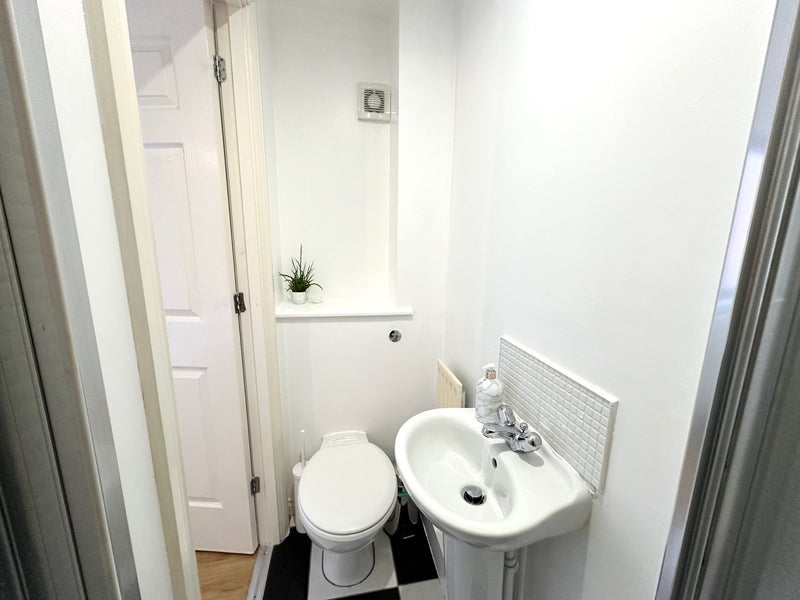 Room Cathcart Road in Rutherglen
