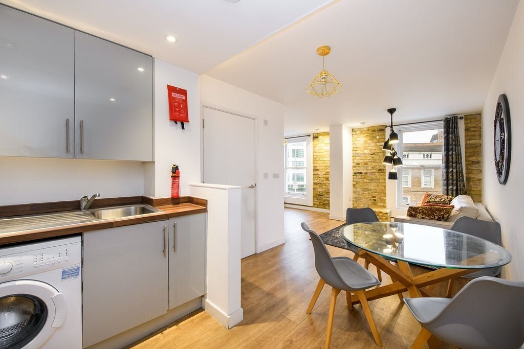 Flat Kew Bridge Road in Greater London
