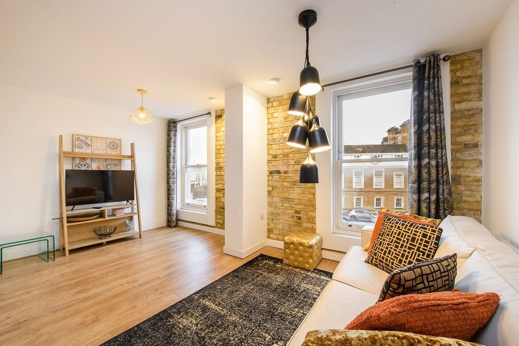 Flat Kew Bridge Road in Greater London