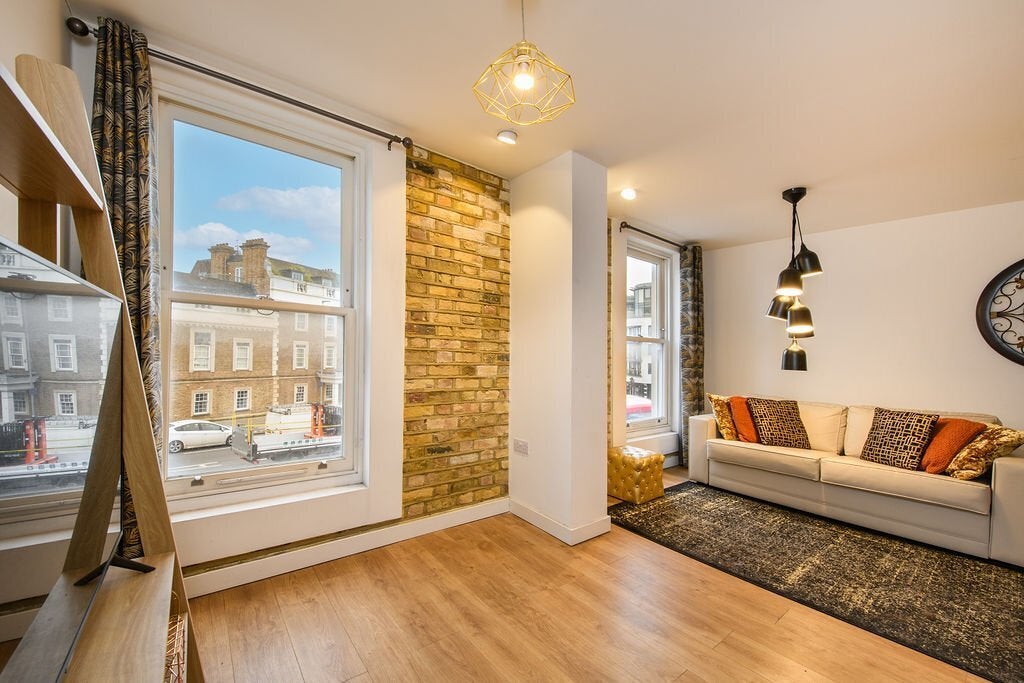 Flat Kew Bridge Road in Greater London